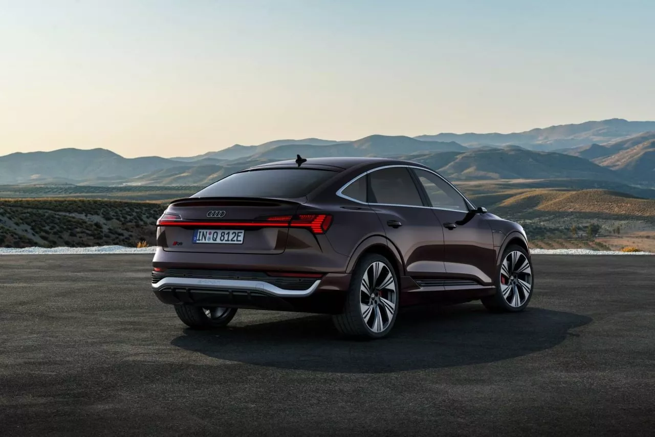 Vista trasera y lateral del Audi Q8 Sportback e-tron reflejando su diseño sofisticado.