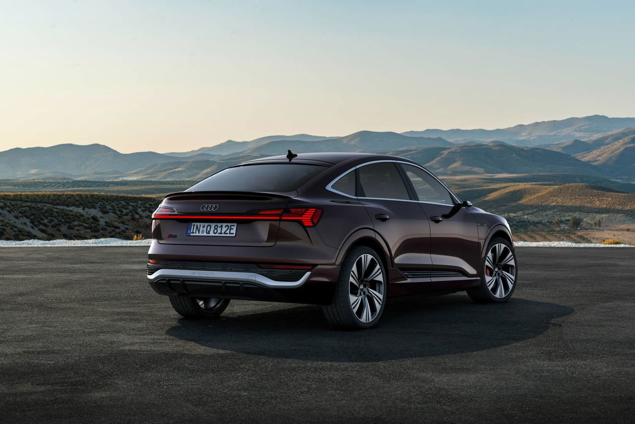 Vista trasera y lateral del Audi Q8 Sportback e-tron reflejando su diseño sofisticado.