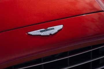 Vista cercana del icónico emblema de Aston Martin en un DBX.