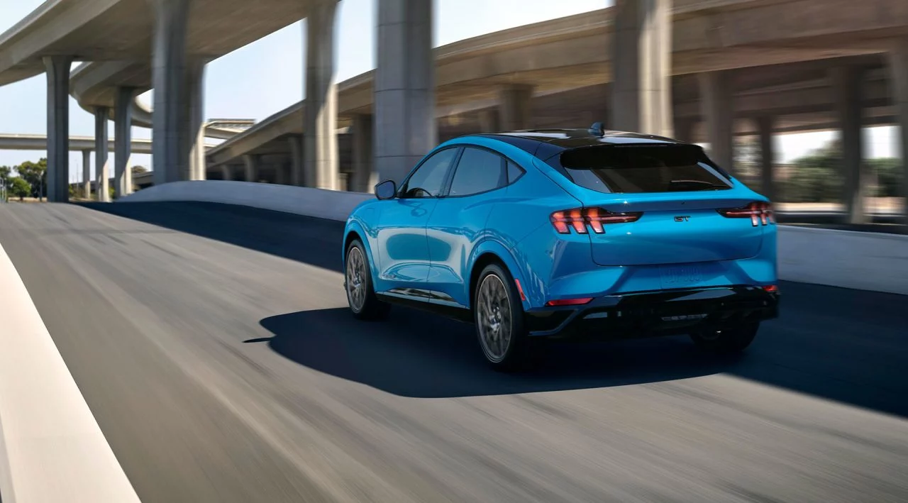 Vista dinámica del Ford Mustang Mach-E mostrando su línea trasera y lateral.