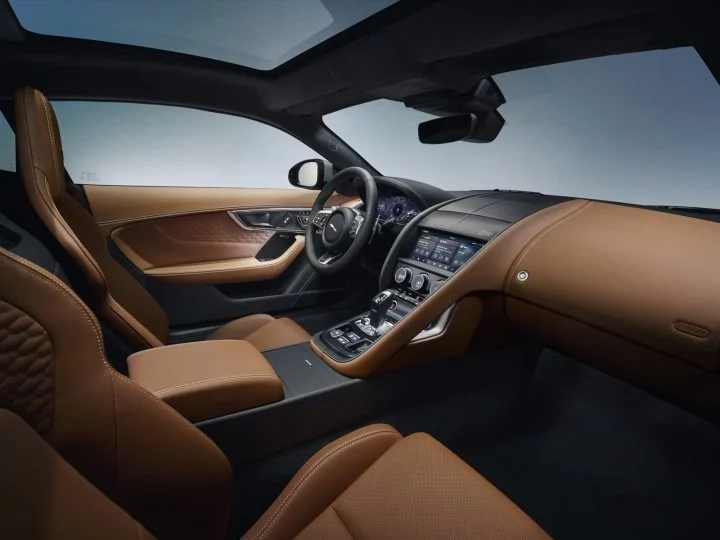 Vista lateral del panel y diseño interior del Jaguar F-Type, acabados premium.