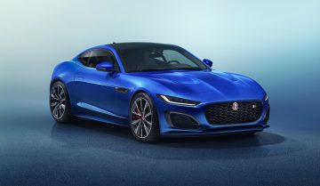 Vista frontal y lateral del Jaguar F-Type en un tono azul eléctrico, mostrando su diseño aerodinámico.