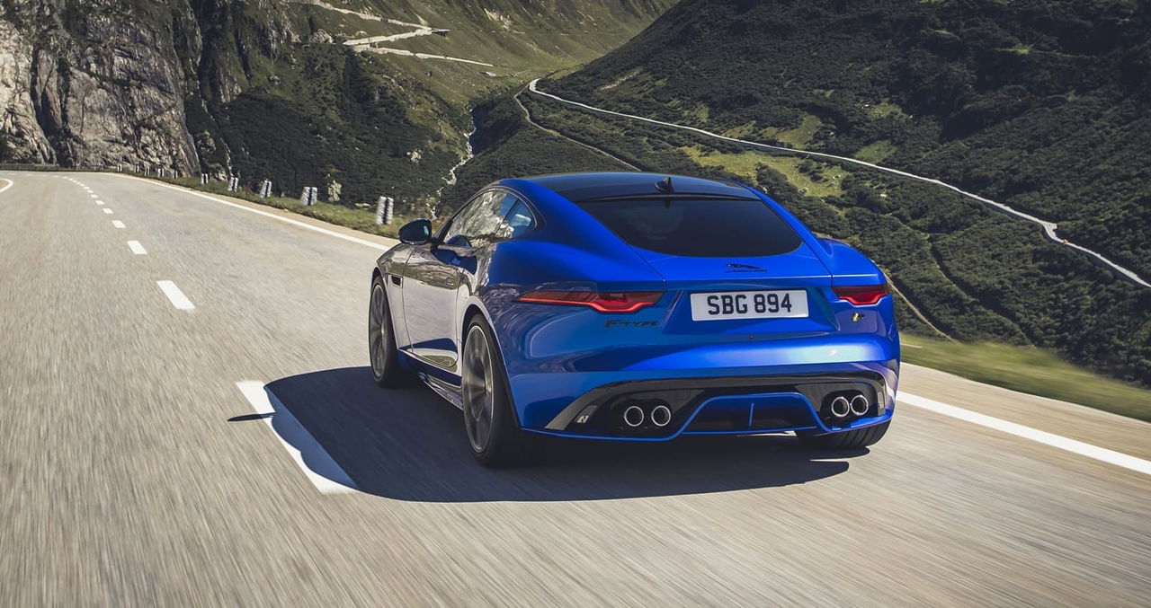 Vista dinámica del Jaguar F-Type mostrando su silueta lateral y diseño de parte trasera.