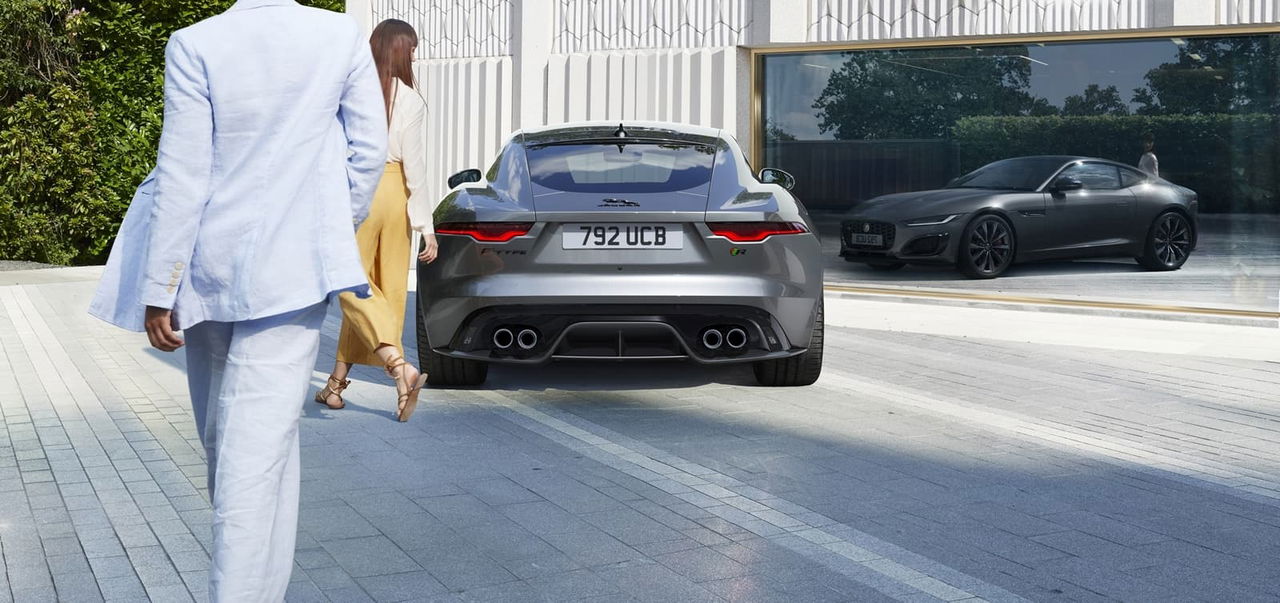 Vista trasera del Jaguar F-Type destacando su diseño deportivo y elegante.