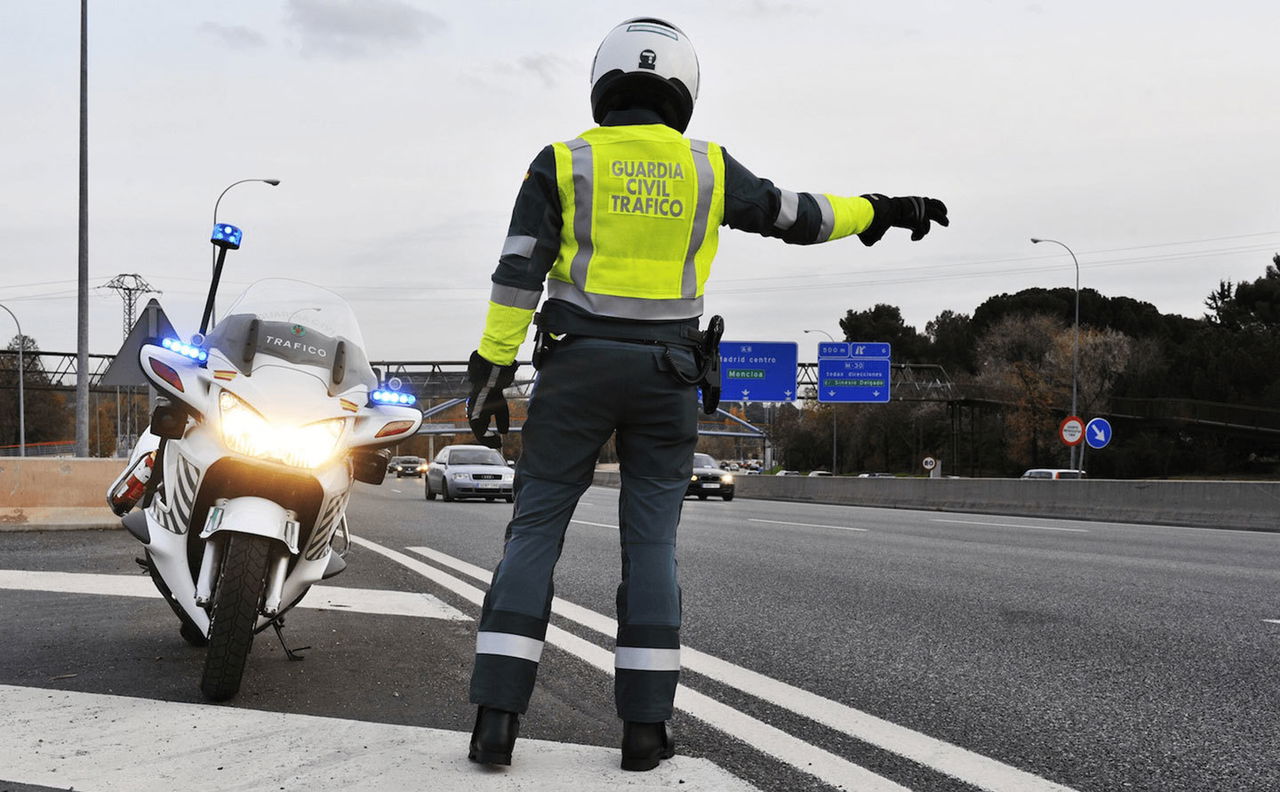 Multa Adelantar Por La Derecha Dgt Guardia Civil Control