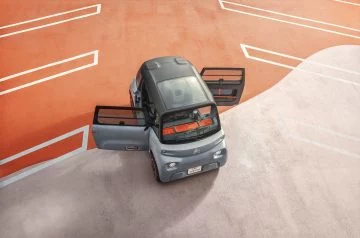 Vista aérea del Citroën Ami destacando su diseño compacto y puertas asimétricas.
