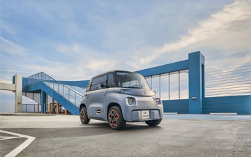 Vista cercana de los pedales del Citroën Ami, destacando su diseño minimalista.