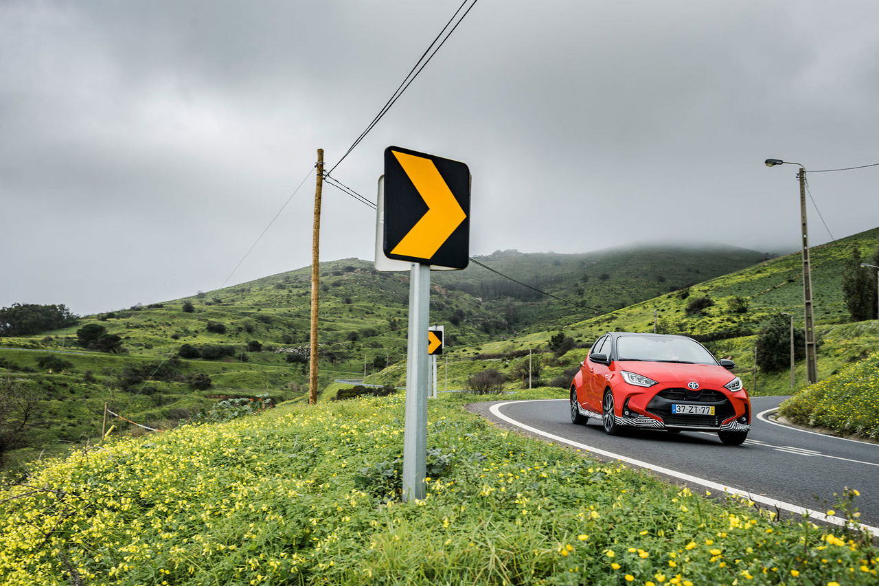 Toyota Yaris Hibrido 2020 Rojo Exterior 52