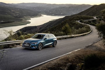 Vista en movimiento del Audi A3 Sportback 2020 destacando su diseño aerodinámico.