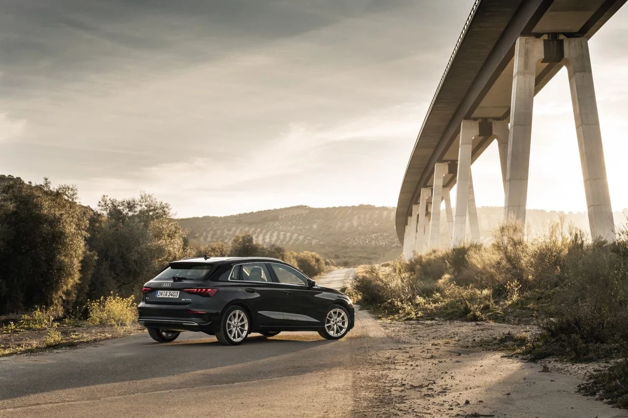 Vista trasera y lateral del Audi A3 Sportback 2020 en color Gris Daytona.