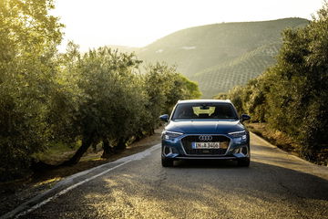 Vista dinámica del Audi A3 Sportback en carretera.