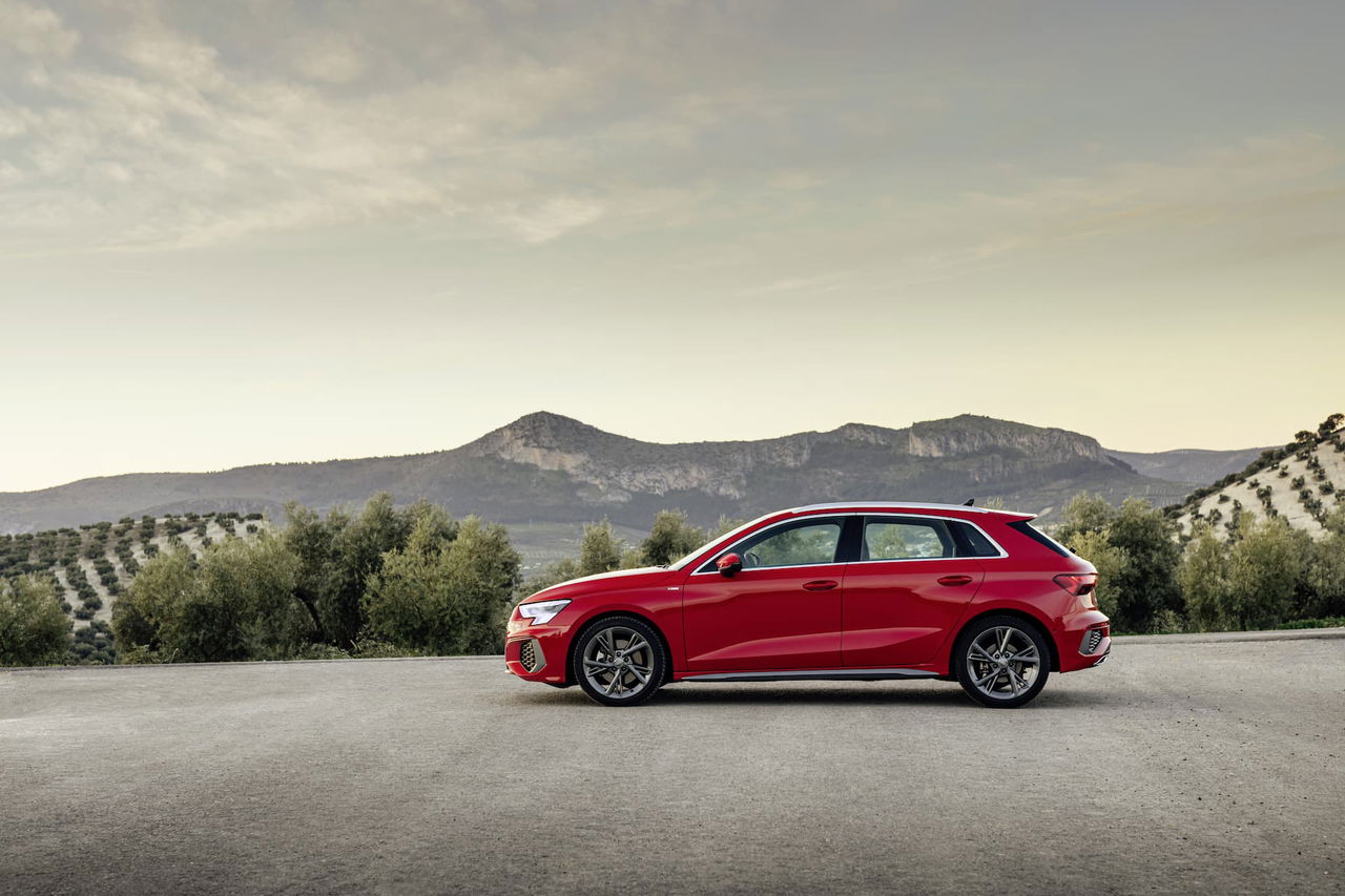 Vista angulada del Audi A3 Sportback en color Rojo Tango resaltando su diseño frontal dinámico.