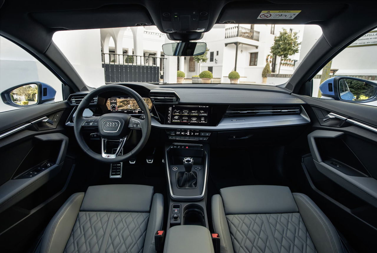 Vista frontal del salpicadero del Audi A3 Sportback con diseño moderno y elegante.