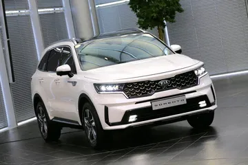 Vista angular frontal del Kia Sorento, muestra diseño faros y parrilla.