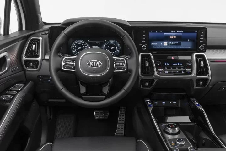 Vista del volante y pantalla central del Kia Sorento, reflejo de ergonomía y tecnología.