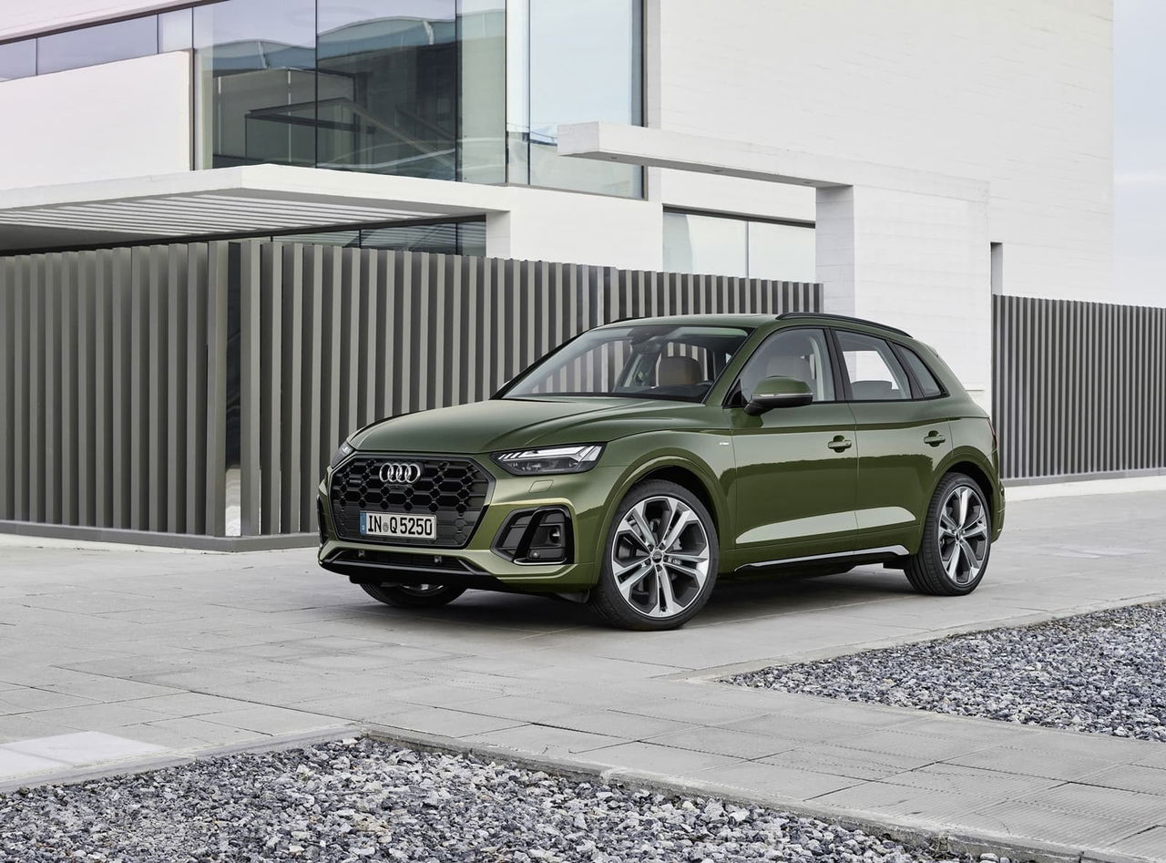 Vista lateral del Audi Q5 en un elegante color verde.