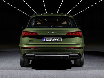 Imagen del Audi Q5 mostrando su estilizada zaga y grupos ópticos.