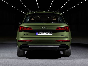 Vista trasera del Audi Q5, destacando su diseño de luces e insignia.