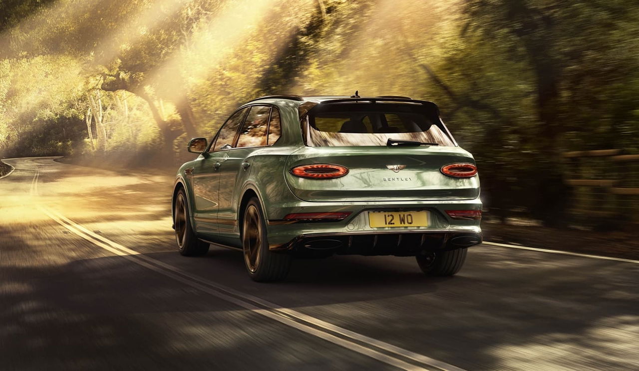 Vista trasera del Bentley Bentayga en movimiento, reflejando elegancia y potencia.