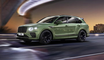 Bentayga exhibiendo su perfil lateral en tono verde exclusivo y rines negros.