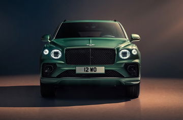 Vista frontal del Bentley Bentayga destacando su robusta parrilla y faros característicos.