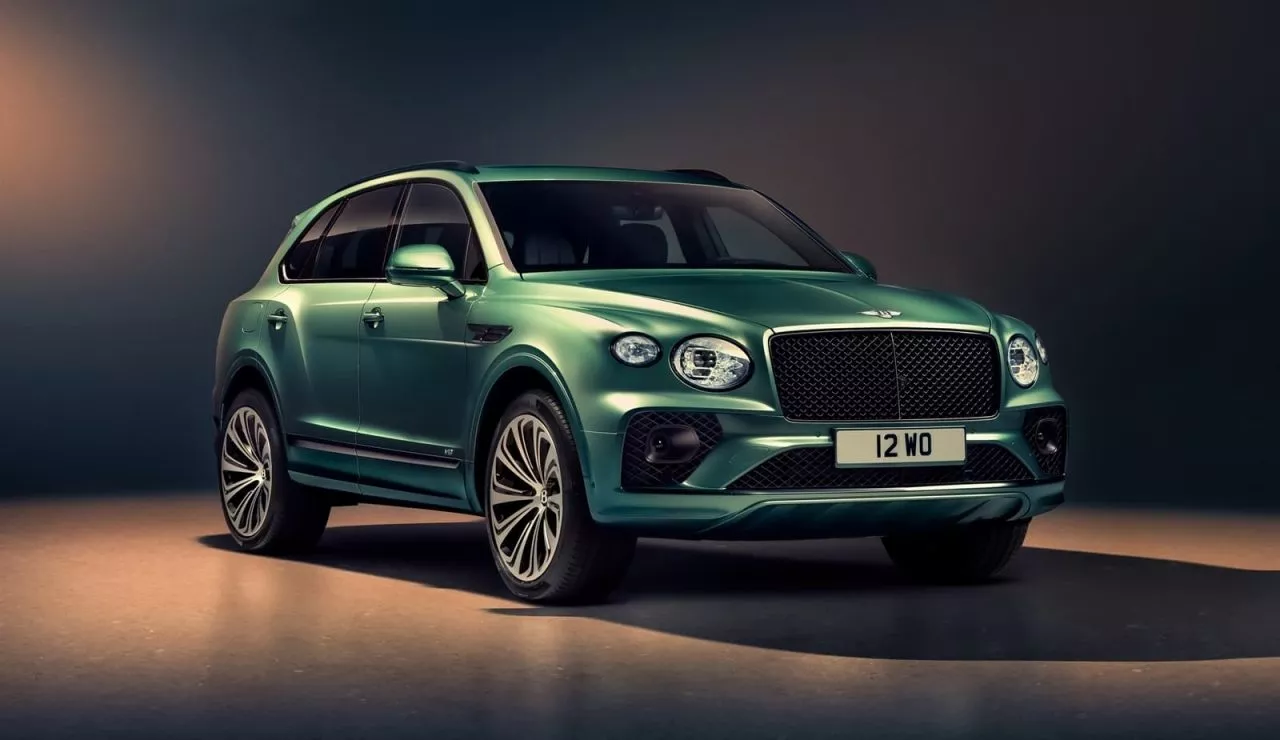 Bentley Bentayga mostrando su imponente fachada lateral y frontal.