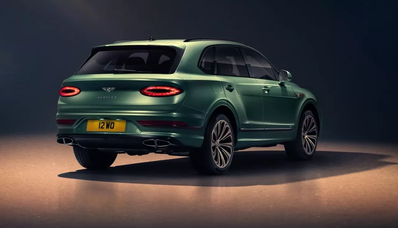 Vista trasera y lateral del Bentley Bentayga, mostrando su diseño elegante.