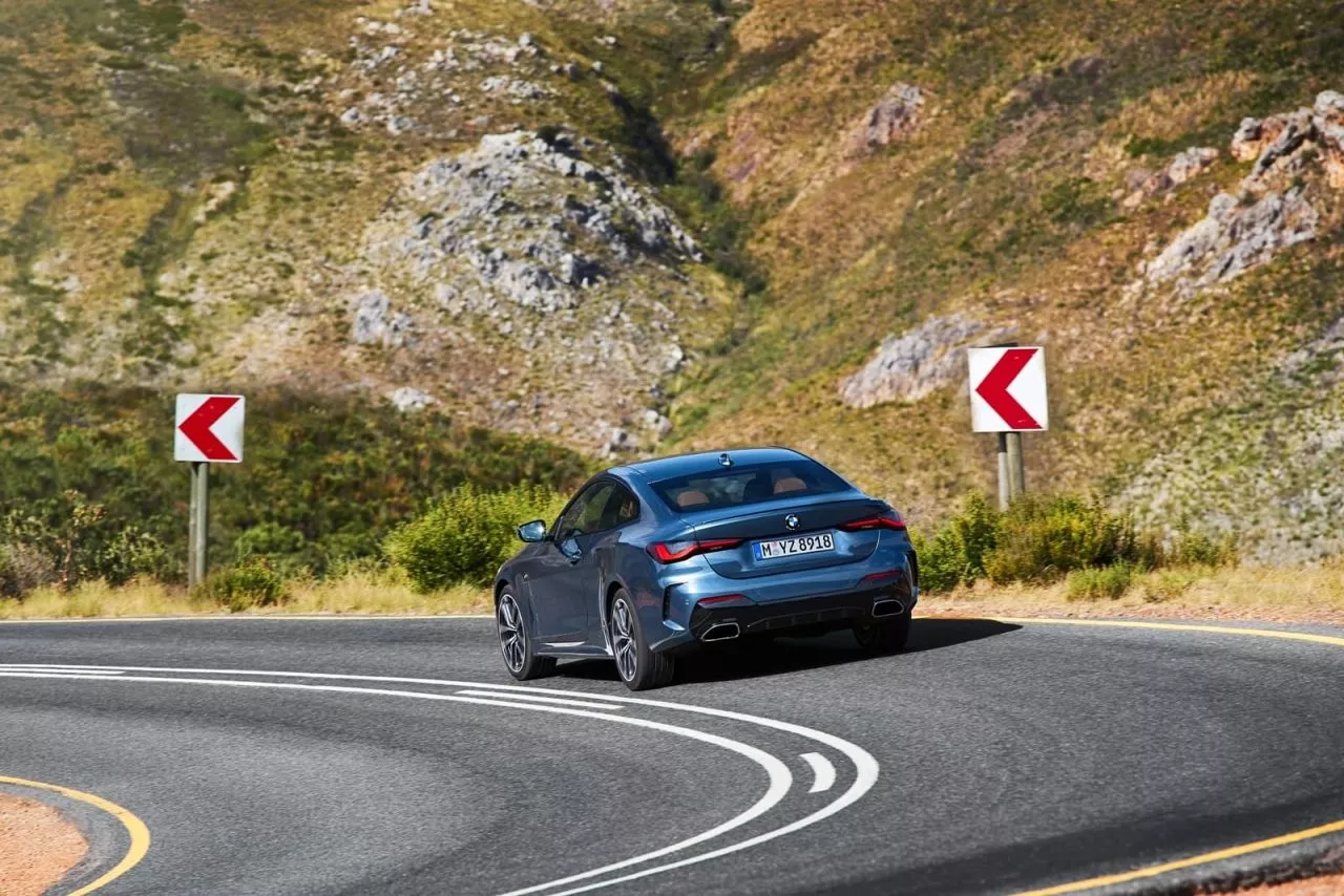 BMW Serie 4 demostrando su manejo en curva de montaña