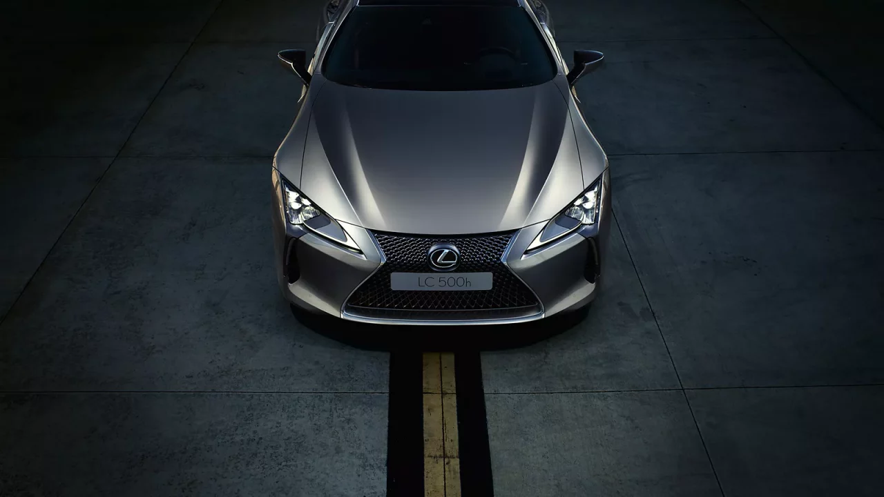 Vista frontal del Lexus LC, destacando su diseño audaz y faros característicos.