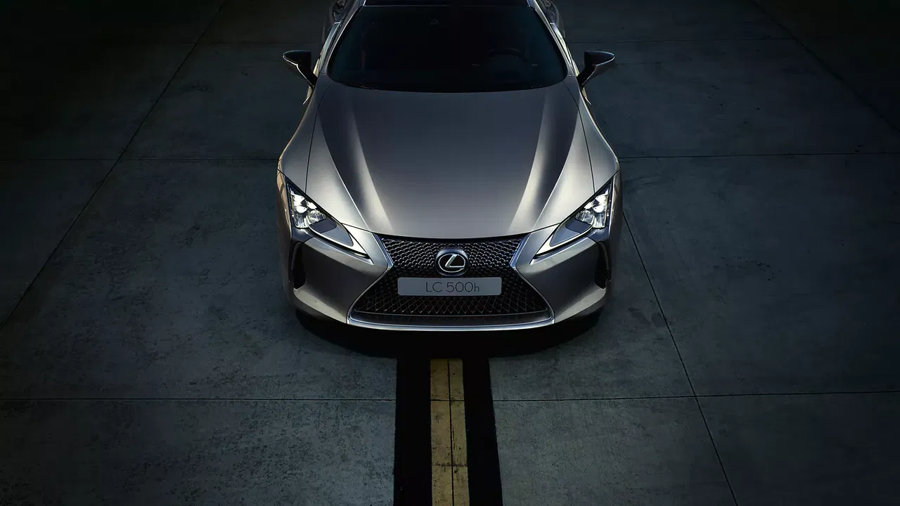 Vista frontal del Lexus LC, destacando su diseño audaz y faros característicos.