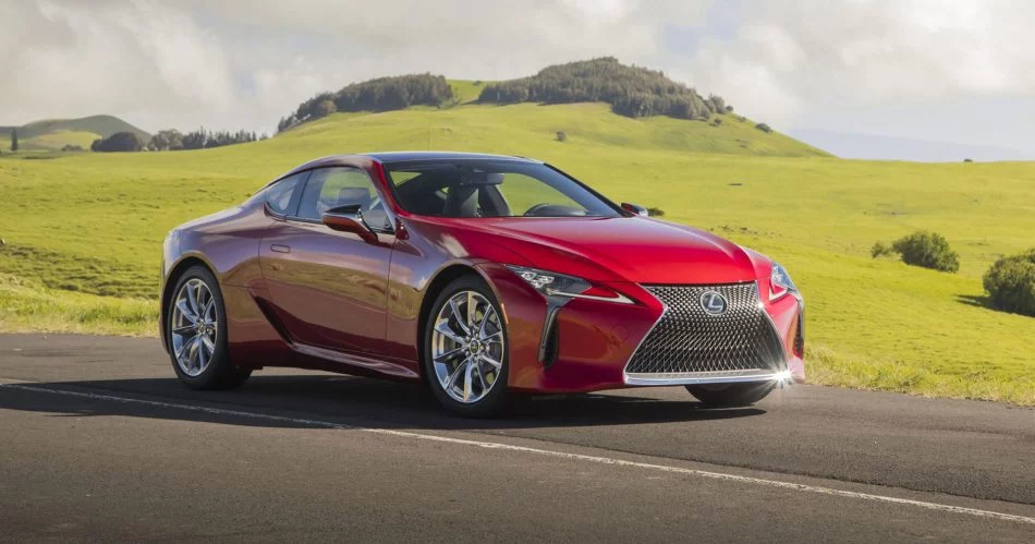 Vista frontal del Lexus LC 500h mostrando su atrevido diseño y líneas aerodinámicas