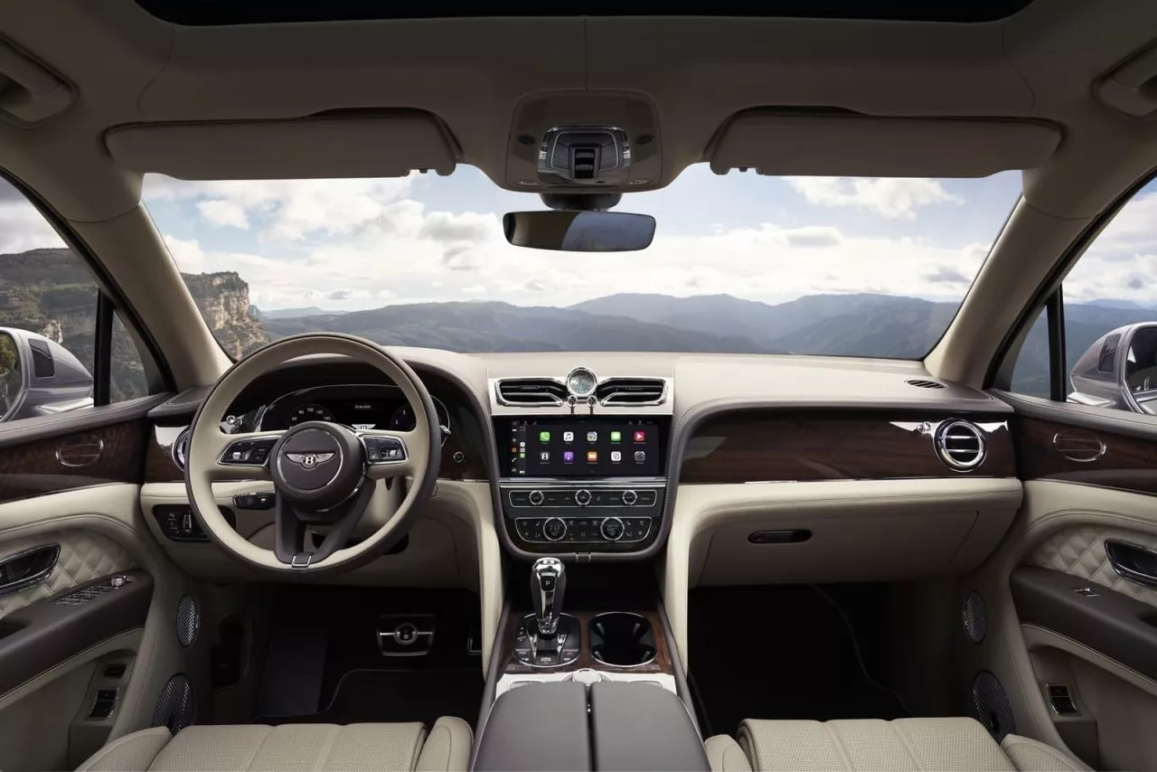 Vista delantera del habitáculo del Bentley Bentayga, destacando su elegancia y acabados de lujo.