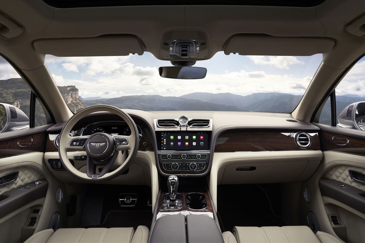 Vista delantera del habitáculo del Bentley Bentayga, destacando su elegancia y acabados de lujo.