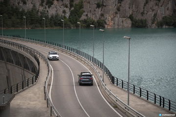 Vista lateral del CUPRA Ateca dominando la carretera con dinamismo.