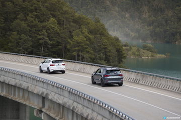 Vista dinámica del CUPRA Ateca en carretera de montaña.