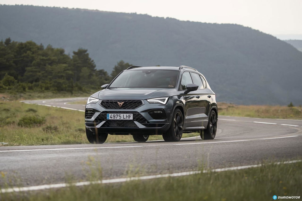 Vista dinámica del CUPRA Ateca mostrando su diseño lateral y frontal.