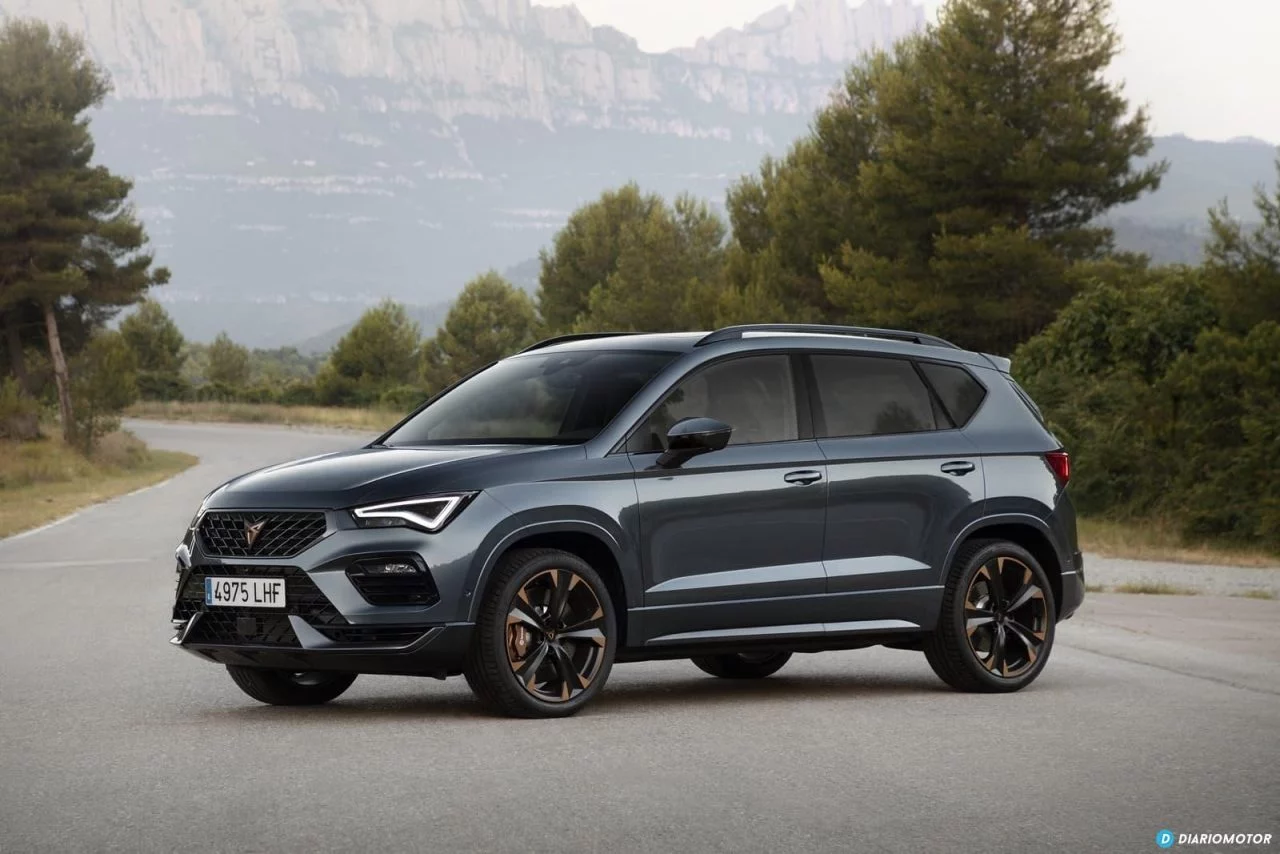 Vista lateral del CUPRA Ateca en movimiento mostrando su línea deportiva.