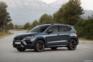 Vista lateral del CUPRA Ateca en movimiento mostrando su línea deportiva.