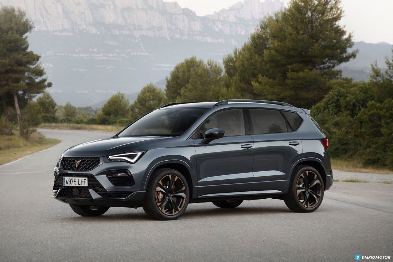 Vista lateral del CUPRA Ateca en movimiento mostrando su línea deportiva.