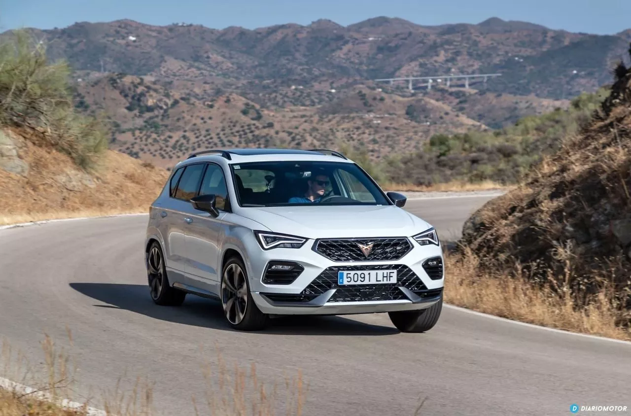 Vista dinámica del CUPRA Ateca mostrando su línea lateral y frontal