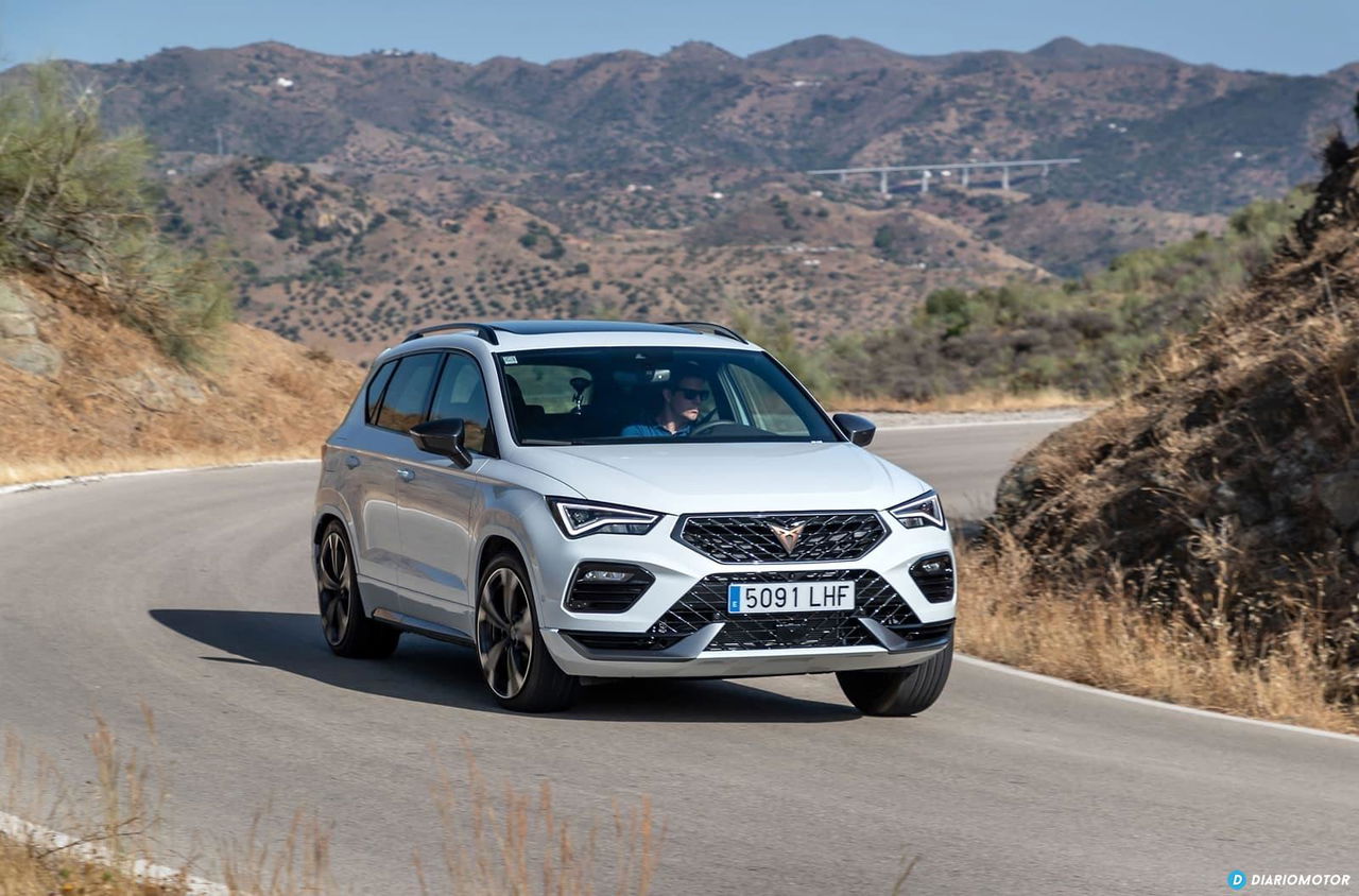 Vista dinámica del CUPRA Ateca mostrando su línea lateral y frontal