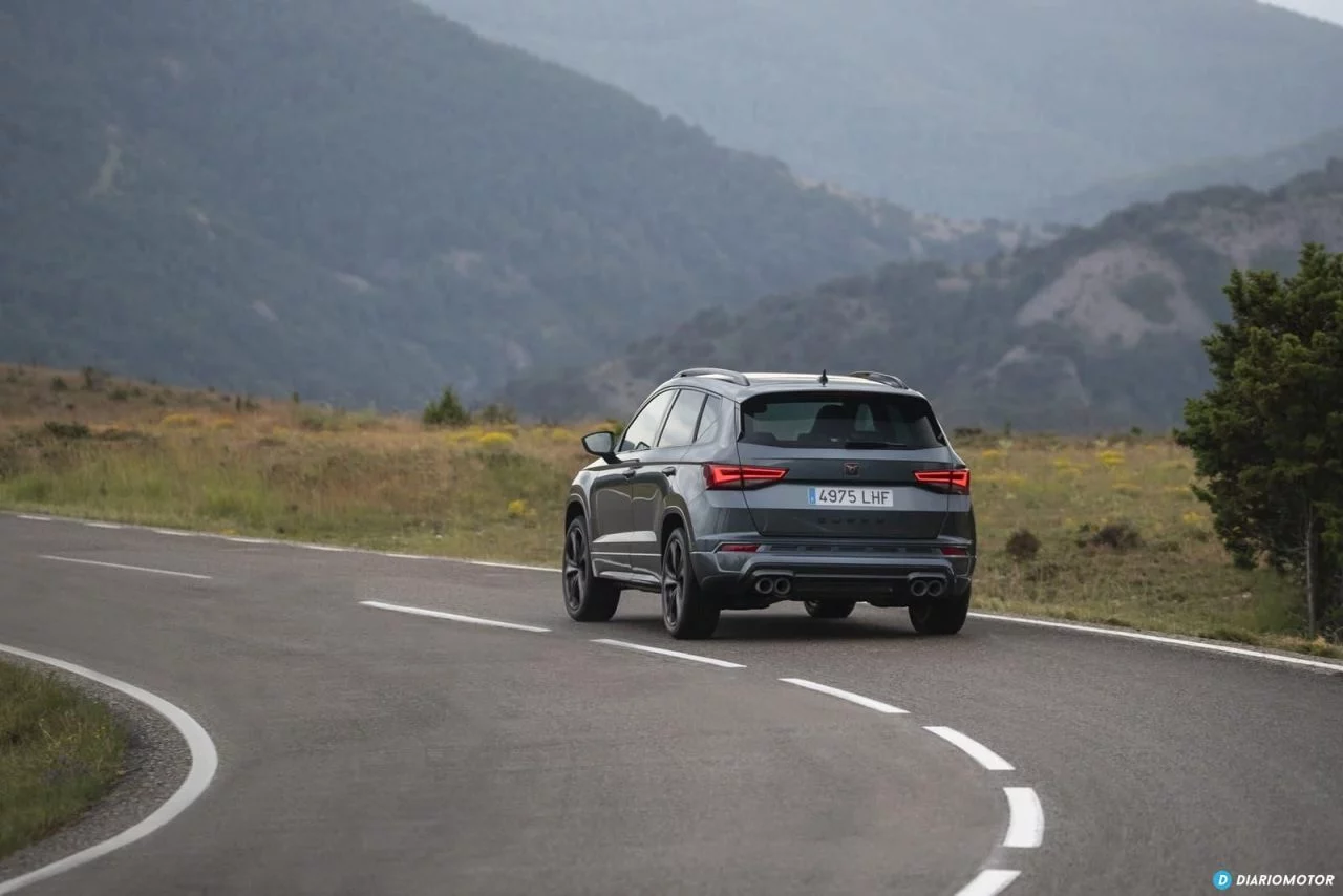 Vista dinámica de la trasera y lateral del CUPRA Ateca en carretera de montaña.