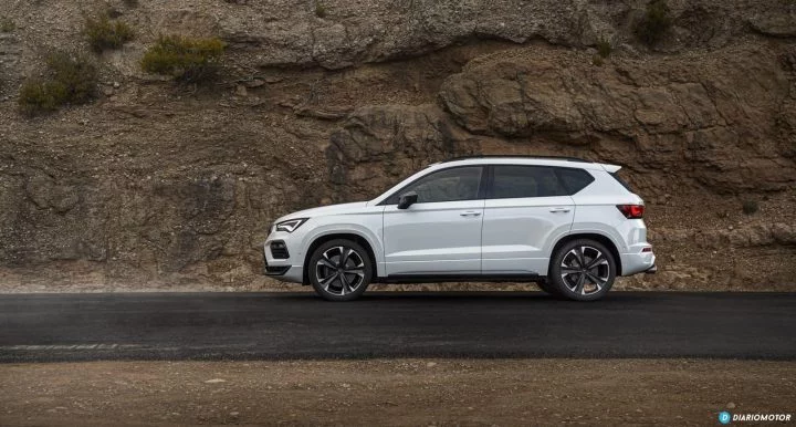 Vista lateral del CUPRA Ateca reflejando su diseño dinámico y esencia deportiva.