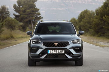 Vista frontal del CUPRA Ateca mostrando su imponente parrilla y faros full LED.