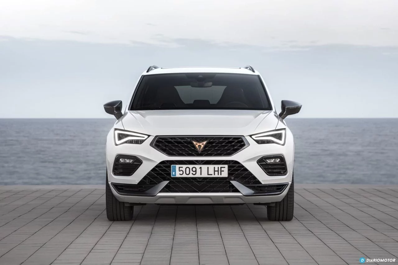 Vista frontal del CUPRA Ateca destacando su robusta parrilla y faros Full LED