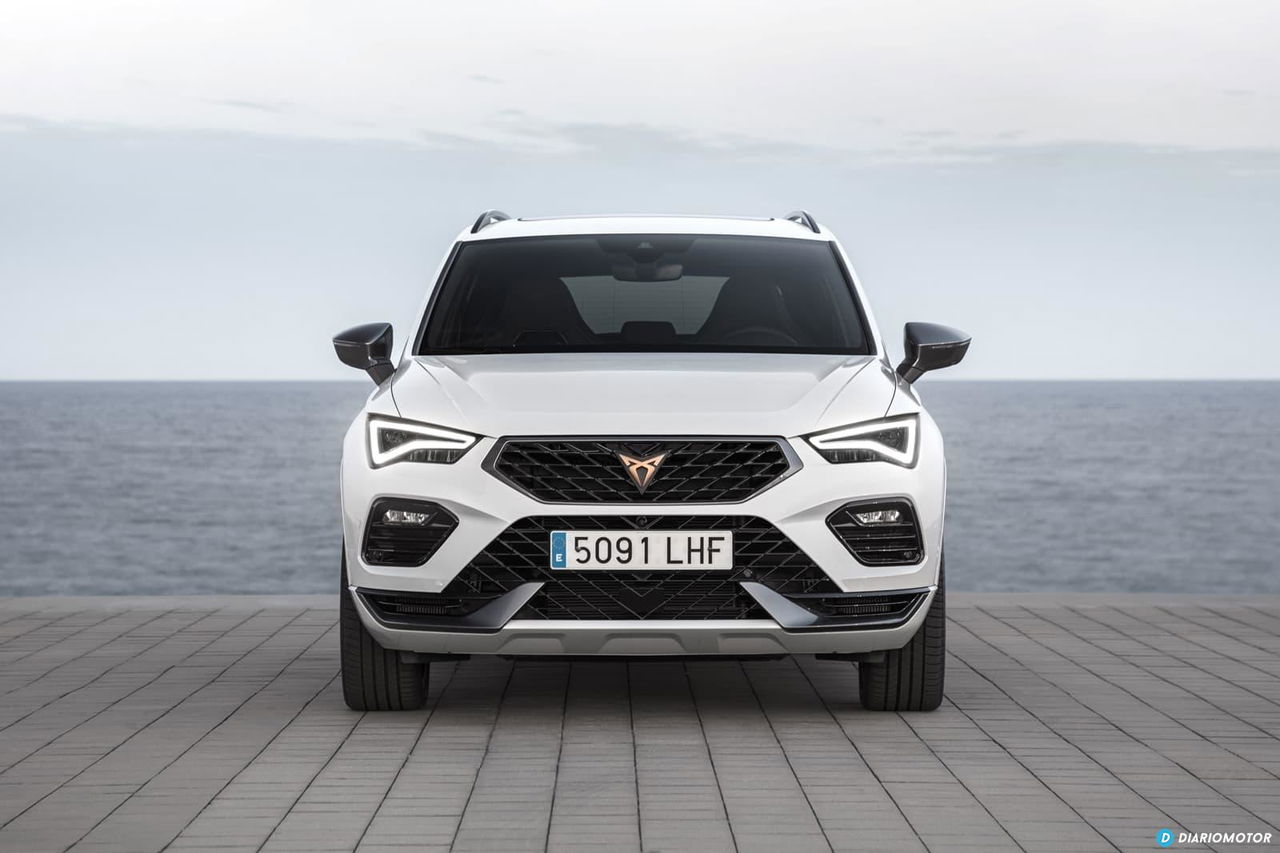 Vista frontal del CUPRA Ateca destacando su robusta parrilla y faros Full LED