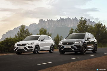 Dos CUPRA Ateca posando con montañas al fondo, demostrando su estilo audaz.