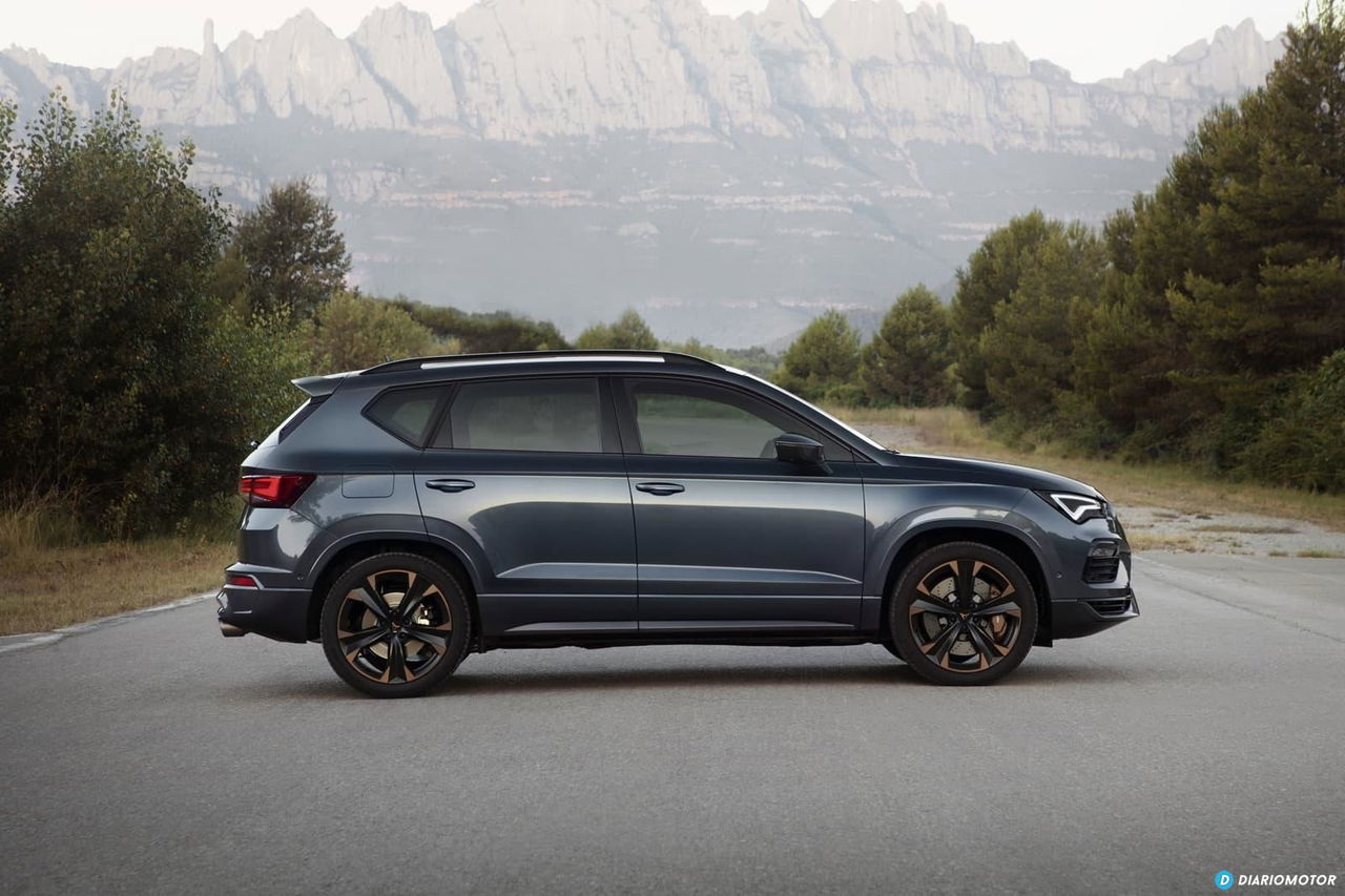 Perfil lateral del CUPRA Ateca mostrando su diseño dinámico y llantas deportivas.