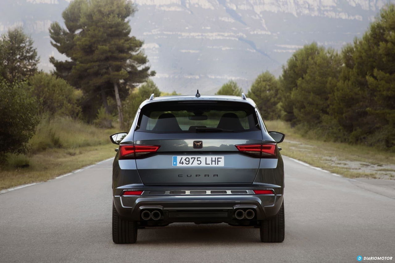 Vista trasera del CUPRA Ateca destacando su diseño deportivo y ópticas modernas.