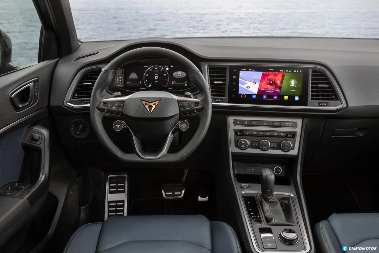 Vista del volante e instrumentación del CUPRA Ateca con su diseño deportivo.